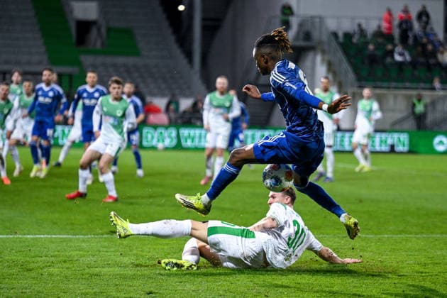 28.02.2026, Fussball, 2. Bundesliga, Saison 2025 2026, 24. Spieltag, SpVgg Greuther Fürth - FC Schalke 04, Felix Klaus (SpVgg Greuther Fürth) , Moussa Ndiaye (FC Schalke 04) xRHR-FOTO YYx
