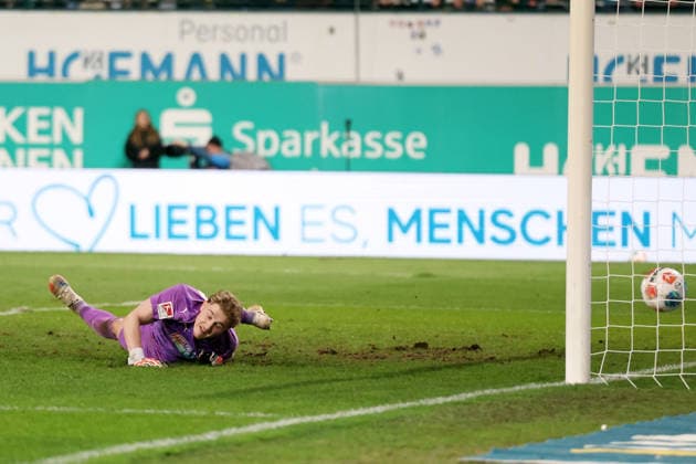 28.02.2026, xrekx, Fussball 2.Bundesliga, SpVgg Greuther Fuerth - FC Schalke 04 v.l. Tor zum 1:1 durch Dejan Ljubicic (FC Schalke 04) Silas Prüfrock Pruefrock (SpVgg Greuther Fuerth) (DFL DFB REGULATIONS PROHIBIT ANY USE OF PHOTOGRAPHS as IMAGE SEQUENCES and or QUASI-VIDEO) Fuerth