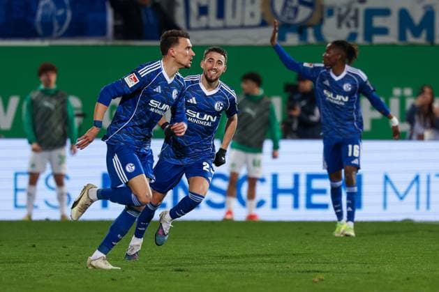 Dejan Ljubicic 21 (FC Schalke 04), links, bejubelt sein Tor zum 1:1, mit Hasan Kurucay 4 (FC Schalke 04), Spvgg Greuther Fuerth vs. FC Schalke 04, Fussball, Maenner, 2. Bundesliga, Saison 2025 2026, Rueckrunde, 24. Spieltag, 28.02.2026 DFB regulations prohibit any use of photographs as image sequences and or quasi-video Fuerth Bayern Deutschland