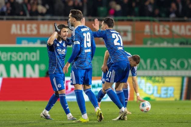Torjubel der Mannschaft (FC Schalke 04) nach dem 1:1 durch Dejan Ljubicic 21 (FC Schalke 04)., rechts,, Spvgg Greuther Fuerth vs. FC Schalke 04, Fussball, Maenner, 2. Bundesliga, Saison 2025 2026, Rueckrunde, 24. Spieltag, 28.02.2026 DFB regulations prohibit any use of photographs as image sequences and or quasi-video Fuerth Bayern Deutschland