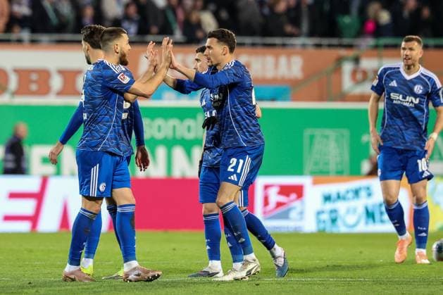Torjubel der Mannschaft (FC Schalke 04) nach dem 1:1 durch Dejan Ljubicic 21 (FC Schalke 04), Mitte, Spvgg Greuther Fuerth vs. FC Schalke 04, Fussball, Maenner, 2. Bundesliga, Saison 2025 2026, Rueckrunde, 24. Spieltag, 28.02.2026 DFB regulations prohibit any use of photographs as image sequences and or quasi-video Fuerth Bayern Deutschland