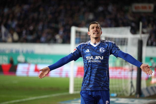 28.02.2026, xrekx, Fussball 2.Bundesliga, SpVgg Greuther Fuerth - FC Schalke 04 v.l. Ron Schallenberg (FC Schalke 04) Auswechslung bejubelt den Treffer von Dejan Ljubicic (FC Schalke 04) mit den Fans (DFL DFB REGULATIONS PROHIBIT ANY USE OF PHOTOGRAPHS as IMAGE SEQUENCES and or QUASI-VIDEO) Fuerth