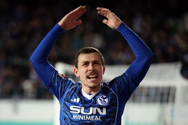 28.02.2026, xrekx, Fussball 2.Bundesliga, SpVgg Greuther Fuerth - FC Schalke 04 v.l. Ron Schallenberg (FC Schalke 04) Auswechslung bejubelt den Treffer von Dejan Ljubicic (FC Schalke 04) zum 1:1 mit den Fans (DFL DFB REGULATIONS PROHIBIT ANY USE OF PHOTOGRAPHS as IMAGE SEQUENCES and or QUASI-VIDEO) Fuerth