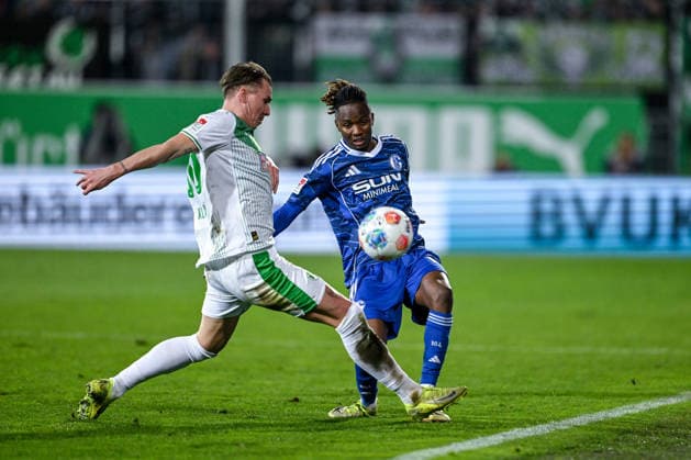 28.02.2026, Fussball, 2. Bundesliga, Saison 2025 2026, 24. Spieltag, SpVgg Greuther Fürth - FC Schalke 04, Felix Klaus (SpVgg Greuther Fürth), Moussa Ndiaye (FC Schalke 04) xRHR-FOTO YYx