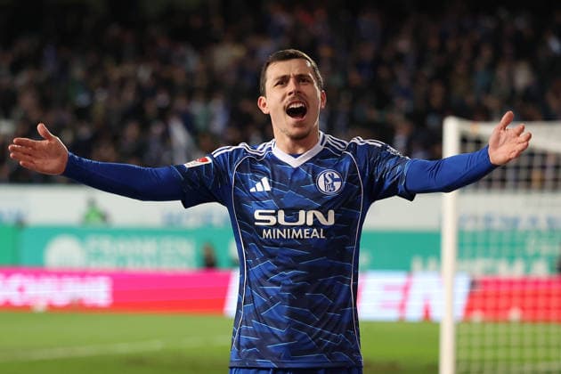 Sport Bilder des Tages 28.02.2026, xrekx, Fussball 2.Bundesliga, SpVgg Greuther Fuerth - FC Schalke 04 v.l. Ron Schallenberg (FC Schalke 04) Auswechslung bejubelt den Treffer von Dejan Ljubicic (FC Schalke 04) zum 1:1 mit den Fans (DFL DFB REGULATIONS PROHIBIT ANY USE OF PHOTOGRAPHS as IMAGE SEQUENCES and or QUASI-VIDEO) Fuerth