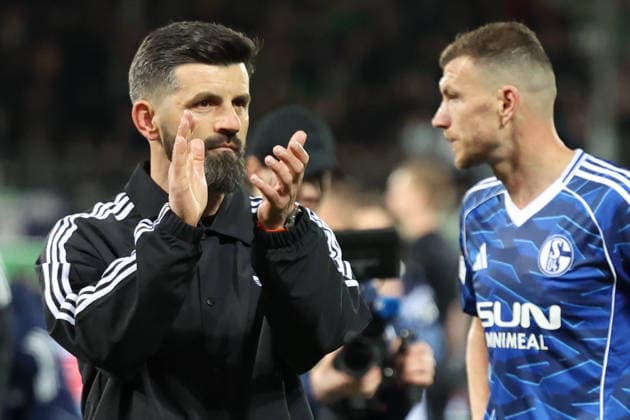 28.02.2026, xrekx, Fussball 2.Bundesliga, SpVgg Greuther Fuerth - FC Schalke 04 v.l. Miron Muslic Trainer (FC Schalke 04) bedankt bedanken sich bei den Fans, the player thanks the fans for their support Edin Dzeko (FC Schalke 04) (DFL DFB REGULATIONS PROHIBIT ANY USE OF PHOTOGRAPHS as IMAGE SEQUENCES and or QUASI-VIDEO) Fuerth