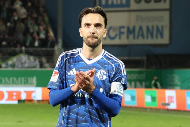 28.02.2026, xrekx, Fussball 2.Bundesliga, SpVgg Greuther Fuerth - FC Schalke 04 v.l. Kenan Karaman (FC Schalke 04) bedankt bedanken sich bei den Fans, the player thanks the fans for their support (DFL DFB REGULATIONS PROHIBIT ANY USE OF PHOTOGRAPHS as IMAGE SEQUENCES and or QUASI-VIDEO) Fuerth