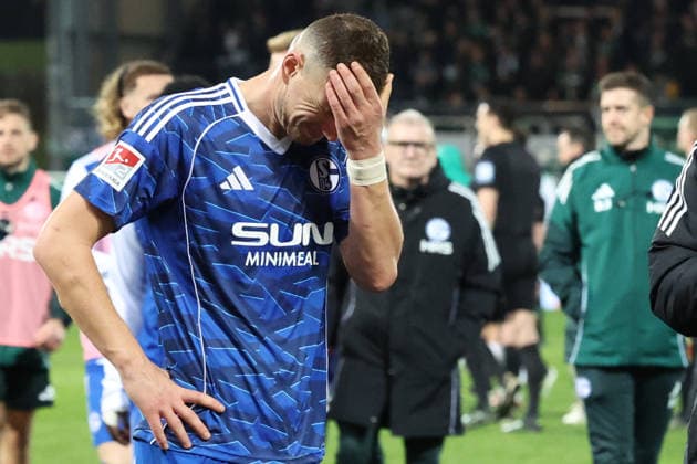 28.02.2026, xrekx, Fussball 2.Bundesliga, SpVgg Greuther Fuerth - FC Schalke 04 v.l. Edin Dzeko (FC Schalke 04) enttaeuscht, enttäuscht, schaut enttaeuscht, traurig, frustriert, niedergeschlagen, disappointed, sad, frustrated (DFL DFB REGULATIONS PROHIBIT ANY USE OF PHOTOGRAPHS as IMAGE SEQUENCES and or QUASI-VIDEO) Fuerth