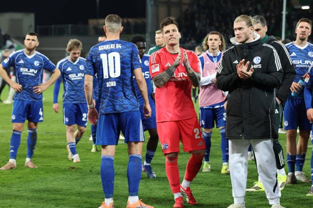 28.02.2026, xrekx, Fussball 2.Bundesliga, SpVgg Greuther Fuerth - FC Schalke 04 v.l. Edin Dzeko (FC Schalke 04) enttaeuscht, enttäuscht, schaut enttaeuscht, traurig, frustriert, niedergeschlagen, disappointed, sad, frustrated Kevin Müller (FC Schalke 04) Loris Karius (FC Schalke 04) bedankt bedanken sich bei den Fans, the player thanks the fans for their support (DFL DFB REGULATIONS PROHIBIT ANY USE OF PHOTOGRAPHS as IMAGE SEQUENCES and or QUASI-VIDEO) Fuerth