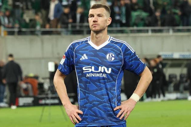 28.02.2026, xrekx, Fussball 2.Bundesliga, SpVgg Greuther Fuerth - FC Schalke 04 v.l. Edin Dzeko (FC Schalke 04) enttaeuscht, enttäuscht, schaut enttaeuscht, traurig, frustriert, niedergeschlagen, disappointed, sad, frustrated vor den Fans (DFL DFB REGULATIONS PROHIBIT ANY USE OF PHOTOGRAPHS as IMAGE SEQUENCES and or QUASI-VIDEO) Fuerth *** 28 02 2026, xrekx, Fußball 2 Bundesliga, SpVgg Greuther Fuerth FC Schalke 04 v l Edin Dzeko FC Schalke 04 enttaeuscht, enttäuscht, schaut enttaeuscht, traurig, frustriert, niedergeschlagen, disappointed, sad, frustrated vor den Fans DFL DFB REGULATIONS PROHIBIT ANY USE OF PHOTOGRAPHS AS IMAGE SEQUENCES AND OR QUASI VIDEO Fuerth