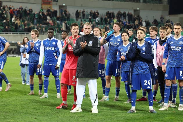 28.02.2026, xrekx, Fussball 2.Bundesliga, SpVgg Greuther Fuerth - FC Schalke 04 v.l. Kevin Müller (FC Schalke 04) Loris Karius (FC Schalke 04) bedankt bedanken sich bei den Fans, the player thanks the fans for their support (DFL DFB REGULATIONS PROHIBIT ANY USE OF PHOTOGRAPHS as IMAGE SEQUENCES and or QUASI-VIDEO) Fuerth