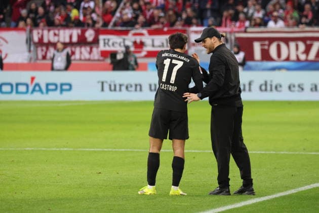 1. FBL: 25-26: 23. Sptg. SC Freiburg - Borussia Mönchengladbach Chefcoach Trainer Eugen Polanski (Borussia Mönchengladbach) gibt Jens Castrop am Spielfeldrand Anweisungen beim Spiel der 1. FBL: 25-26: 23. Sptg. SC Freiburg - Borussia Mönchengladbach DFL REGULATIONS PROHIBIT ANY USE OF PHOTOGRAPHS AS IMAGE SEQUENCES AND OR QUASI-VIDEONann Foto: Joachim Hahne johapress (License=RM) 24713483 Copyright: xZoonar.com JoachimxHahnex 24713483