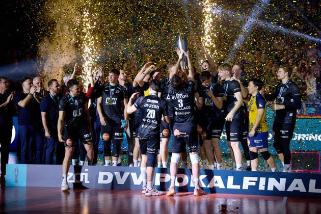 SVG Lueneburg feiert, tanzt mit Pokal GER, Siegerehrung, Volleyball, Zoi DVV-Pokalfinale Maenner und Frauen 2026, 28.02.2026 GER, Siegerehrung, Volleyball, Zoi DVV-Pokalfinale Maenner und Frauen 2026, 28.02.2026 Mannheim Copyright: xEibner-Pressefoto GeraldxOelze-dexStoppanyx EP_ODS