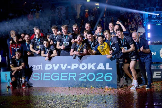 Siegerbild SVG Lueneburg GER, Siegerehrung, Volleyball, Zoi DVV-Pokalfinale Maenner und Frauen 2026, 28.02.2026 GER, Siegerehrung, Volleyball, Zoi DVV-Pokalfinale Maenner und Frauen 2026, 28.02.2026 Mannheim Copyright: xEibner-Pressefoto GeraldxOelze-dexStoppanyx EP_ODS