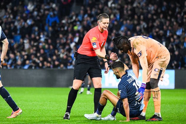 FOOTBALL : AC Le Havre vs Paris SG - Ligue 1 McDonald s - JournÃ e 24 - 28 02 2026 Gautier Lloris (AC Le Havre) Yanis Zouaoui (AC Le Havre) Marc Bollengier (Arbitre central) Le HavreFrance  Copyright: xBaptistexAutissierx