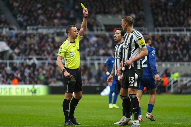 Newcastle United v Everton, Premier League Dan Burn Of Newcastle United is shown a yellow card by Referee Stuart Attwell during the Newcastle United v Everton Premier League match at St. James Park, Newcastle Upon Tyne, England on 28 February 2026 Credit: Lee Keuneke Every Second Media Editorial use only. All images are copyright Every Second Media Limited. No images may be reproduced without prior permission. All rights reserved. Premier League and Football League images are subject to licensing agreements with Football DataCo Limited. see https: www.football-dataco.com Copyright: xIMAGO EveryxSecondxMediax ESM-1827-0238 LeexKeunekex xEveryxSecondxMediax