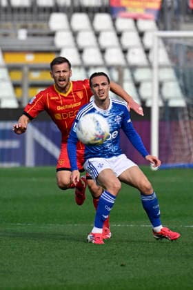 MAXENCE CAQUERET, Como, YLBER RAMADANI, Lecce, Serie A 2025-26, Como-Lecce 3-1, azione, action, contrasto SERIE A 2025-26 COMO-LECCE 3-1