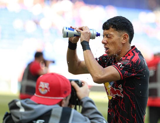 February 28, 2026, Harrison, New Jersey, USA: New York Red Bulls forward Julian Hall (16) sprays water on his face before the match at Sports Illustrated Stadium. Harrison USA - ZUMAs325 20260228_zsp_s325_058 Copyright: xJessxStilesx
