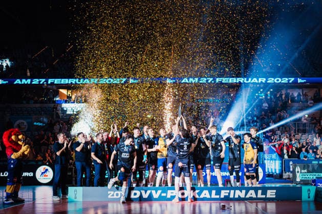 DVV-Pokal VfB Friedrichshafen - SVG Lüneburg 28.02.2026 Siegerehrung SVG Lüneburg, Siegerfoto; Volleyball, Zoi DVV-Pokalfinale: VfB Friedrichshafen vs. SVG Lüneburg am 28.02.2026 in der SAP-Arena, Mannheim Copyright: xBEAUTIFULxSPORTS Tonhäuserx