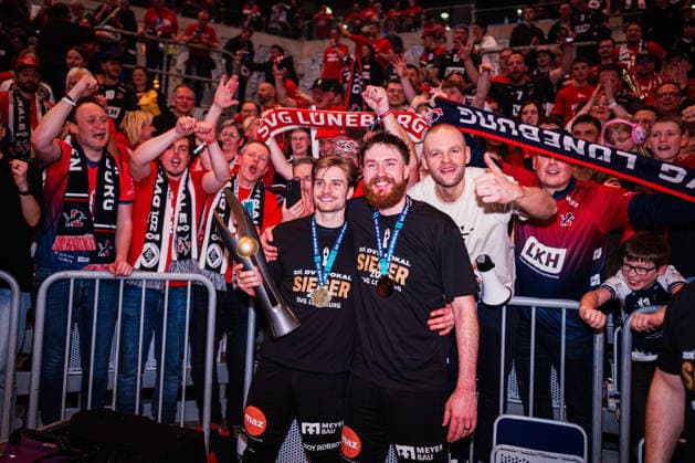 DVV-Pokal VfB Friedrichshafen - SVG Lüneburg 28.02.2026 SVG Lüneburg feiert mit den Fans den allerersten Pokalgewinn, hier halten Jackson Howe (SVG Lüneburg, 6) und Jesse Elser (SVG Lüneburg, 3) den Pokal; Volleyball, Zoi DVV-Pokalfinale: VfB Friedrichshafen vs. SVG Lüneburg am 28.02.2026 in der SAP-Arena, Mannheim Copyright: xBEAUTIFULxSPORTS Tonhäuserx