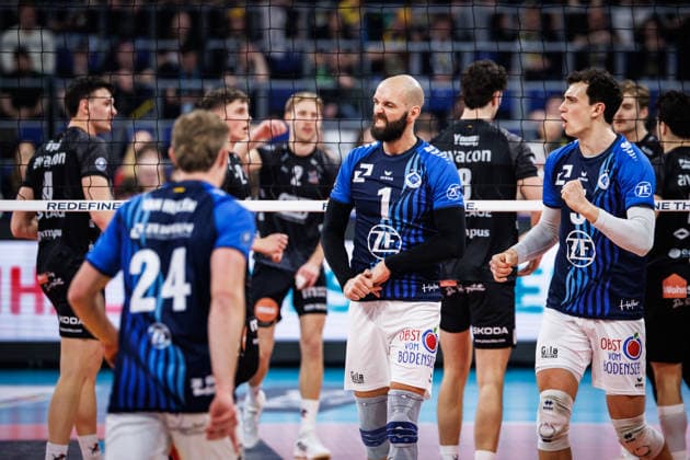 28.02.2026, SAP Arena, Mannheim Volleyball, DVV-Pokal Finale, VfB Friedrichshafen vs. SVG Lüneburg Lueneburg Jonas Peter van Huizen ( 24 Friedrichshafen), Vojin Cacic ( 1 Friedrichshafen), Louis Kunstmann ( 5 Friedrichshafen)