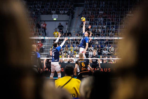 28.02.2026, SAP Arena, Mannheim Volleyball, DVV-Pokal Finale, VfB Friedrichshafen vs. SVG Lüneburg Lueneburg Zuspiel Aleksa Batak ( 8 Friedrichshafen)