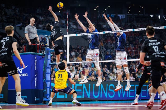 28.02.2026, SAP Arena, Mannheim Volleyball, DVV-Pokal Finale, VfB Friedrichshafen vs. SVG Lüneburg Lueneburg Angriff Ethan Champlin ( 20 Lueneburg) - Doppelblock Block Parker James van Buren ( 14 Friedrichshafen), Louis Kunstmann ( 5 Friedrichshafen)