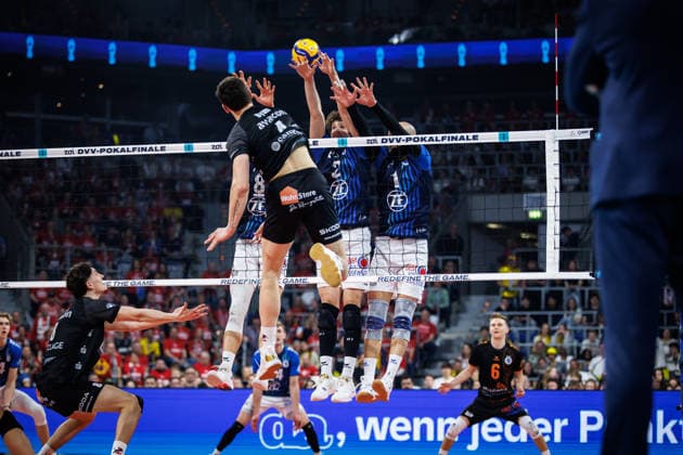 28.02.2026, SAP Arena, Mannheim Volleyball, DVV-Pokal Finale, VfB Friedrichshafen vs. SVG Lüneburg Lueneburg Angriff Christopher Byam ( 4 Lueneburg) - Dreierblock Block Aleksa Batak ( 8 Friedrichshafen), Gustavo Antonio Maciel ( 2 Friedrichshafen), Vojin Cacic ( 1 Friedrichshafen)