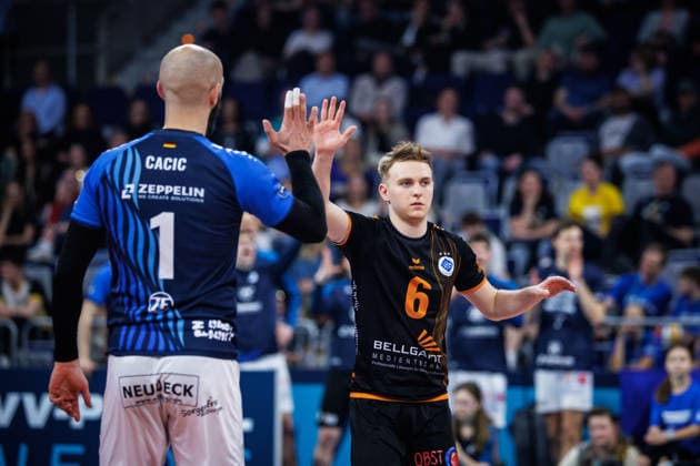 28.02.2026, SAP Arena, Mannheim Volleyball, DVV-Pokal Finale, VfB Friedrichshafen vs. SVG Lüneburg Lueneburg Vojin Cacic ( 1 Friedrichshafen), Leonard Lenny Graven ( 6 Friedrichshafen)