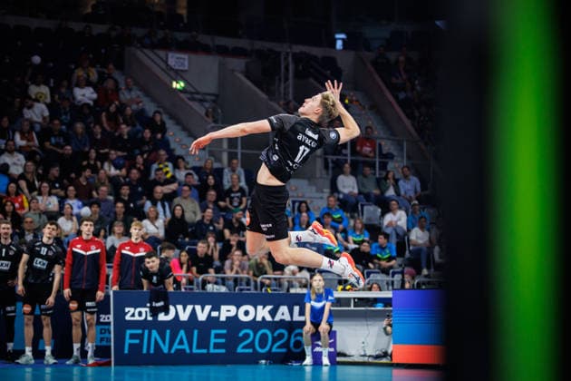 28.02.2026, SAP Arena, Mannheim Volleyball, DVV-Pokal Finale, VfB Friedrichshafen vs. SVG Lüneburg Lueneburg Service Aufschlag Axel Valentin Enlund ( 17 Lueneburg)