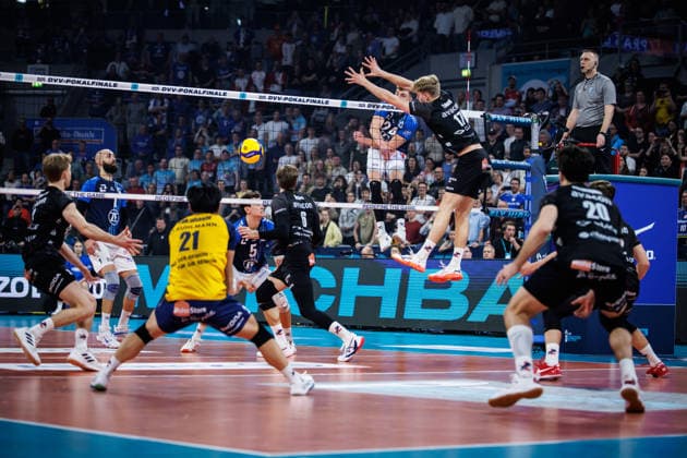 28.02.2026, SAP Arena, Mannheim Volleyball, DVV-Pokal Finale, VfB Friedrichshafen vs. SVG Lüneburg Lueneburg Angriff Jonas Peter van Huizen ( 24 Friedrichshafen) - Block Axel Valentin Enlund ( 17 Lueneburg)
