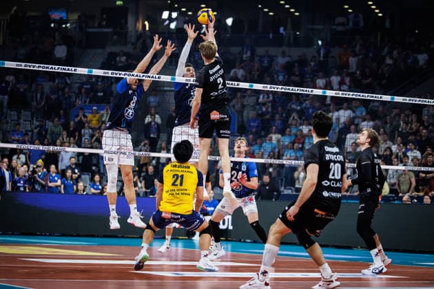 28.02.2026, SAP Arena, Mannheim Volleyball, DVV-Pokal Finale, VfB Friedrichshafen vs. SVG Lüneburg Lueneburg Doppelblock Block Aleksa Batak ( 8 Friedrichshafen), Louis Kunstmann ( 5 Friedrichshafen) - Angriff Daniel Gruvaeus ( 2 Lueneburg)
