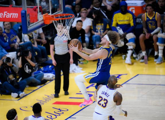 NBA, Basketball Herren, USA Los Angeles Lakers vs Golden State Warriors in San Francisco SAN FRANCISCO, CALIFORNIA - FEBRUARY 28: Brandin Podziemski (2) of Warriors baskets during the NBA game 31 between Los Angeles Lakers and Golden State Warriors in San Francisco at Chase Center on February 28, 2026 in San Francisco, California, United States. Tayfun Coskun Anadolu California United States. Editorial use only. Please get in touch for any other usage.  Copyright: x2026xAnadoluxTayfunxCoskunx