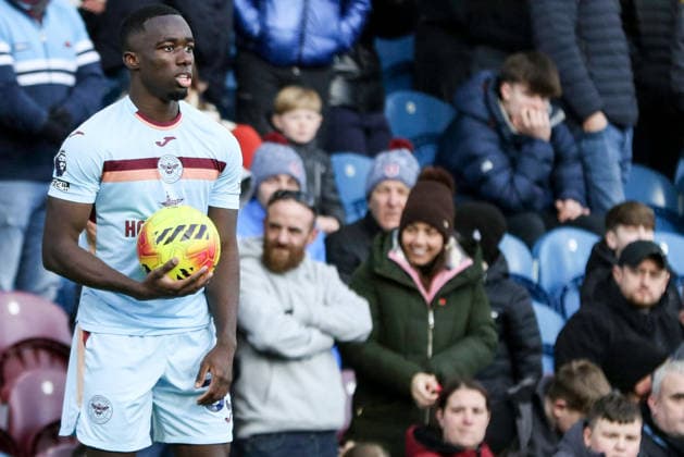 Michael Kayode (33 Brentford) takes a throw in during the Premier League match between Burnley and Brentford at Turf Moor in Burnley, England on 28th February 2026. Copyright: xSeanxChandlerx xSPPx Sportspressphoto_SPR99033