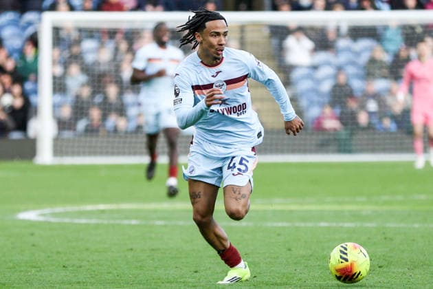 Romelle Donovan (45 Brentford) controls the ball during the Premier League match between Burnley and Brentford at Turf Moor in Burnley, England on 28th February 2026. Copyright: xSeanxChandlerx xSPPx Sportspressphoto_SPR99038