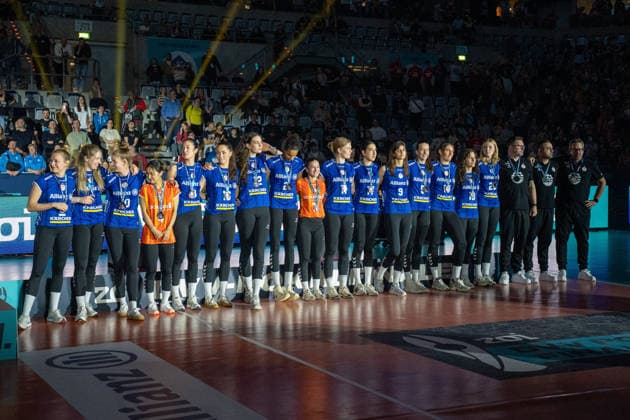 28.02.2026, xhfmx, Volleyball DVV Pokalfinale 2026 Frauen, VfB Suhl Lotto Thüringen - Allianz MTV Stuttgart MTV Stuttgart Medallienfoto (DFL DFB REGULATIONS PROHIBIT ANY USE OF PHOTOGRAPHS as IMAGE SEQUENCES and or QUASI-VIDEO) Mannheim