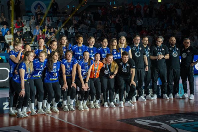 28.02.2026, xhfmx, Volleyball DVV Pokalfinale 2026 Frauen, VfB Suhl Lotto Thüringen - Allianz MTV Stuttgart MTV Stuttgart Medallienfoto (DFL DFB REGULATIONS PROHIBIT ANY USE OF PHOTOGRAPHS as IMAGE SEQUENCES and or QUASI-VIDEO) Mannheim