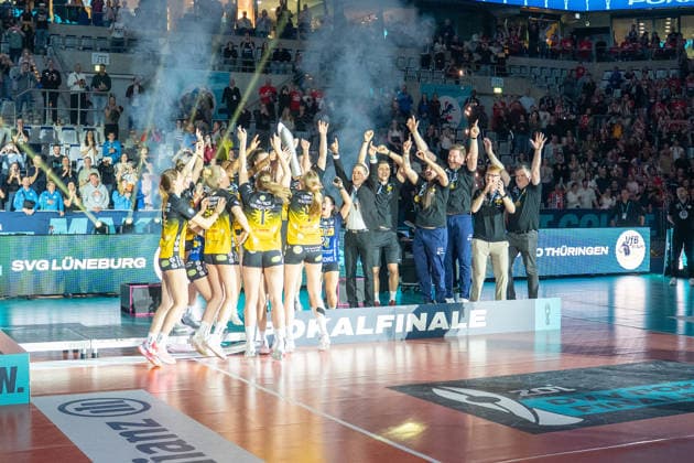 28.02.2026, xhfmx, Volleyball DVV Pokalfinale 2026 Frauen, VfB Suhl Lotto Thüringen - Allianz MTV Stuttgart Der VfB Suhl feiert den Sieg des DVV Pokals in Mannheim. (DFL DFB REGULATIONS PROHIBIT ANY USE OF PHOTOGRAPHS as IMAGE SEQUENCES and or QUASI-VIDEO) Mannheim