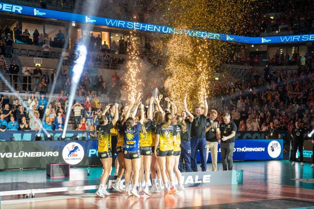 28.02.2026, xhfmx, Volleyball DVV Pokalfinale 2026 Frauen, VfB Suhl Lotto Thüringen - Allianz MTV Stuttgart Der VfB Suhl feiert den Sieg des DVV Pokals in Mannheim. (DFL DFB REGULATIONS PROHIBIT ANY USE OF PHOTOGRAPHS as IMAGE SEQUENCES and or QUASI-VIDEO) Mannheim