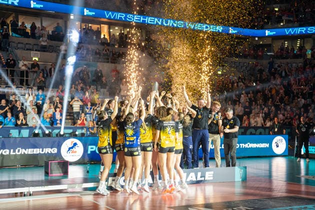 28.02.2026, xhfmx, Volleyball DVV Pokalfinale 2026 Frauen, VfB Suhl Lotto Thüringen - Allianz MTV Stuttgart Der VfB Suhl feiert den Sieg des DVV Pokals in Mannheim. (DFL DFB REGULATIONS PROHIBIT ANY USE OF PHOTOGRAPHS as IMAGE SEQUENCES and or QUASI-VIDEO) Mannheim