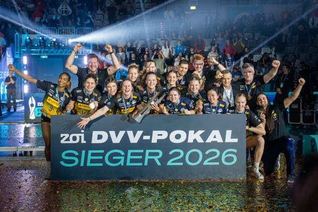 28.02.2026, xhfmx, Volleyball DVV Pokalfinale 2026 Frauen, VfB Suhl Lotto Thüringen - Allianz MTV Stuttgart Der VfB Suhl feiert den Sieg des DVV Pokals in Mannheim. Siegerfoto (DFL DFB REGULATIONS PROHIBIT ANY USE OF PHOTOGRAPHS as IMAGE SEQUENCES and or QUASI-VIDEO) Mannheim
