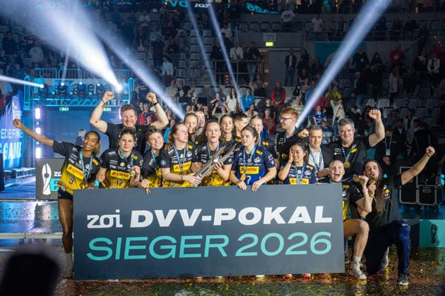 28.02.2026, xhfmx, Volleyball DVV Pokalfinale 2026 Frauen, VfB Suhl Lotto Thüringen - Allianz MTV Stuttgart Der VfB Suhl feiert den Sieg des DVV Pokals in Mannheim. Siegerfoto (DFL DFB REGULATIONS PROHIBIT ANY USE OF PHOTOGRAPHS as IMAGE SEQUENCES and or QUASI-VIDEO) Mannheim