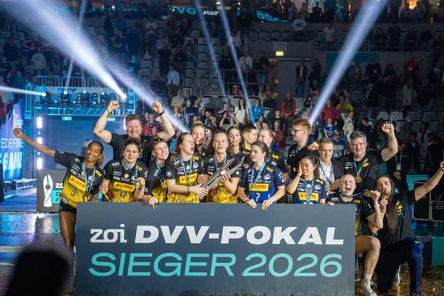 28.02.2026, xhfmx, Volleyball DVV Pokalfinale 2026 Frauen, VfB Suhl Lotto Thüringen - Allianz MTV Stuttgart Der VfB Suhl feiert den Sieg des DVV Pokals in Mannheim. Siegerfoto (DFL DFB REGULATIONS PROHIBIT ANY USE OF PHOTOGRAPHS as IMAGE SEQUENCES and or QUASI-VIDEO) Mannheim