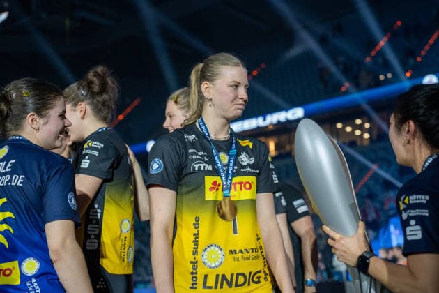 28.02.2026, xhfmx, Volleyball DVV Pokalfinale 2026 Frauen, VfB Suhl Lotto Thüringen - Allianz MTV Stuttgart Der VfB Suhl feiert den Sieg des DVV Pokals in Mannheim. Svea Naujack (VfB Suhl LOTTO Thüringen) (DFL DFB REGULATIONS PROHIBIT ANY USE OF PHOTOGRAPHS as IMAGE SEQUENCES and or QUASI-VIDEO) Mannheim
