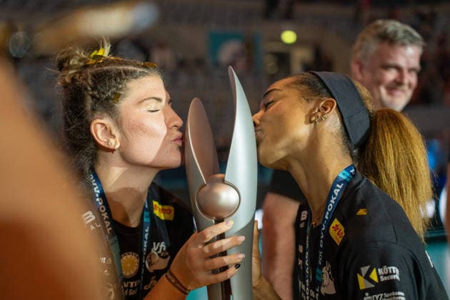 28.02.2026, xhfmx, Volleyball DVV Pokalfinale 2026 Frauen, VfB Suhl Lotto Thüringen - Allianz MTV Stuttgart Der VfB Suhl feiert den Sieg des DVV Pokals in Mannheim. McKenzie Foley (VfB Suhl LOTTO Thüringen), Sanaa Dotson (VfB Suhl LOTTO Thüringen) (DFL DFB REGULATIONS PROHIBIT ANY USE OF PHOTOGRAPHS as IMAGE SEQUENCES and or QUASI-VIDEO) Mannheim