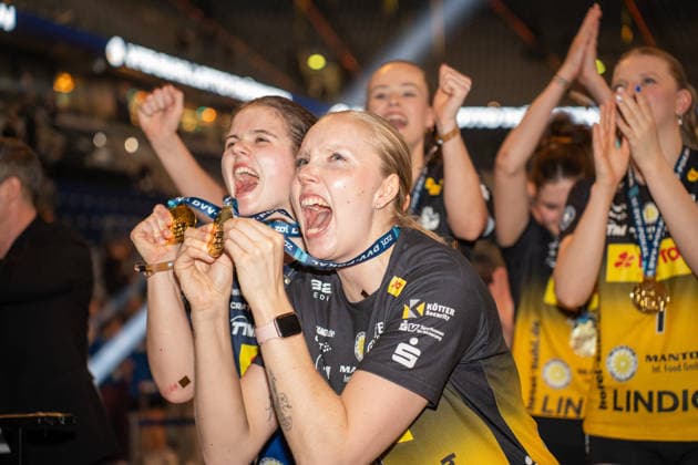 28.02.2026, xhfmx, Volleyball DVV Pokalfinale 2026 Frauen, VfB Suhl Lotto Thüringen - Allianz MTV Stuttgart Der VfB Suhl feiert den Sieg des DVV Pokals in Mannheim. Emma Sambale (VfB Suhl LOTTO Thüringen), Roosa Laakkonen (VfB Suhl LOTTO Thüringen) (DFL DFB REGULATIONS PROHIBIT ANY USE OF PHOTOGRAPHS as IMAGE SEQUENCES and or QUASI-VIDEO) Mannheim