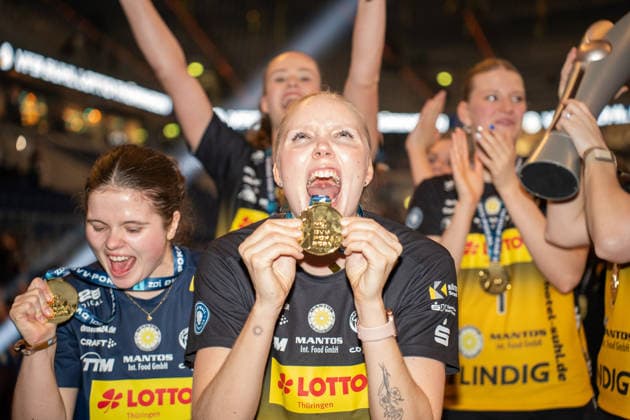28.02.2026, xhfmx, Volleyball DVV Pokalfinale 2026 Frauen, VfB Suhl Lotto Thüringen - Allianz MTV Stuttgart Der VfB Suhl feiert den Sieg des DVV Pokals in Mannheim. Emma Sambale (VfB Suhl LOTTO Thüringen), Roosa Laakkonen (VfB Suhl LOTTO Thüringen) (DFL DFB REGULATIONS PROHIBIT ANY USE OF PHOTOGRAPHS as IMAGE SEQUENCES and or QUASI-VIDEO) Mannheim