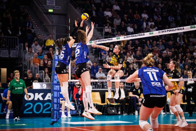 28.02.2026, SAP Arena, Mannheim Volleyball, DVV-Pokal Finale, VfB Suhl LOTTO Thüringen Thueringen vs. Allianz MTV Stuttgart Doppelblock Block Mikala Mogensen ( 16 Stuttgart), Lucia Varela ( 12 Stuttgart) - Angriff Monika Brancuska ( 25 Suhl)