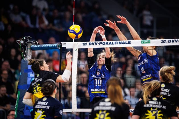28.02.2026, SAP Arena, Mannheim Volleyball, DVV-Pokal Finale, VfB Suhl LOTTO Thüringen Thueringen vs. Allianz MTV Stuttgart Angriff Mackenzie Foley ( 8 Suhl) - Doppelblock Block Pia Kästner Kaestner ( 10 Stuttgart), Anna Koulberg ( 9 Stuttgart)