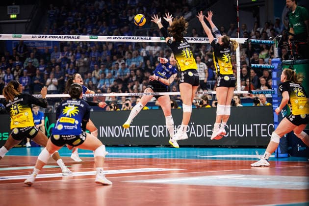 28.02.2026, SAP Arena, Mannheim Volleyball, DVV-Pokal Finale, VfB Suhl LOTTO Thüringen Thueringen vs. Allianz MTV Stuttgart Angriff Eleanor Joyce Holthaus ( 8 Stuttgart) - Doppelblock Block Laura Berger ( 11 Suhl), Lara Nagels ( 3 Suhl)